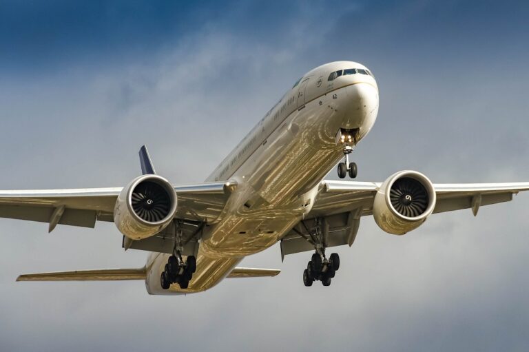 قطاع الطيران العالمي يتحرك لخفض الانبعاثات.. ونجاحات عربية بارزة (تقرير)